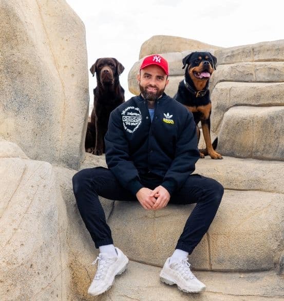 L'éducateur canin Tony Silvestre avec son Rottweiler