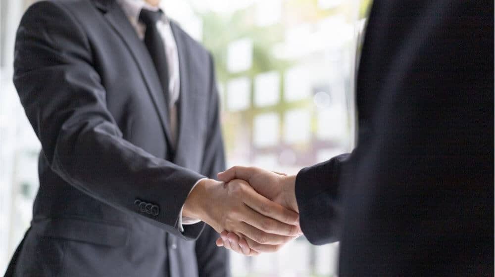 Deux hommes d'affaires se serrent la main pour marquer leur partenariat