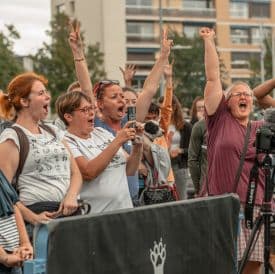 Une foule crie de joie pendant la tournée Esprit Dog Solidarité