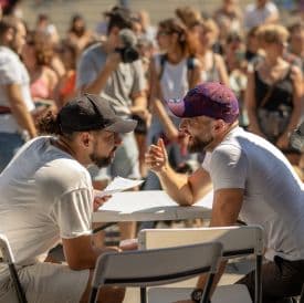 Tony Silvestre et Romaric Pagot discutent devant une foule