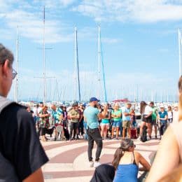 L'éducateur canin Tony Silvestre répond aux questions de la foule pendant Esprit Dog Solidarité