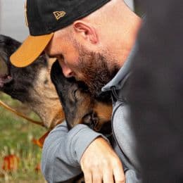 L'éducateur canin Tony Silvestre serre un chiot Malinois dans ses bras