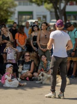 L'éducateur canin Tony Silvestre parlant à une foule pendant la tournée Esprit Dog Solidarité