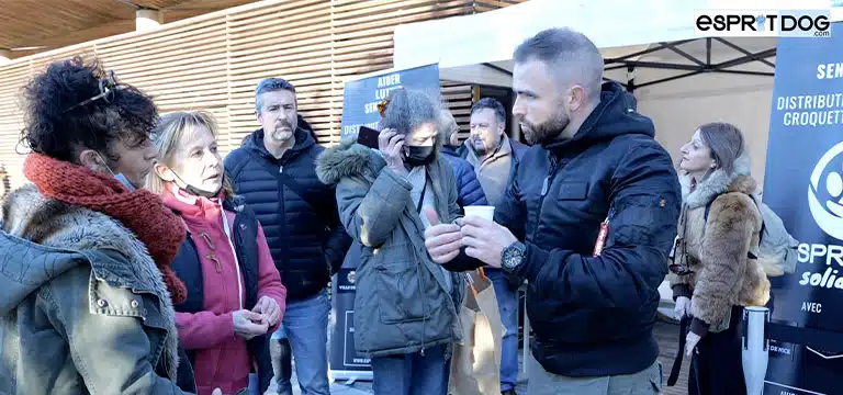 Tony Silvestre répond aux questions des maîtres de chiens pendant Esprit Dog Solidarité