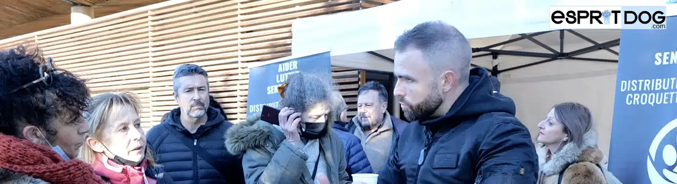 Tony Silvestre distribue des croquettes gratuitement pendant Esprit Dog Solidarité