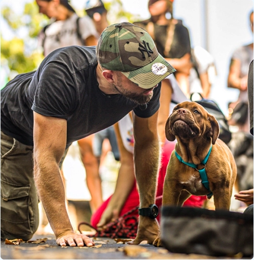 L'éducateur canin Tony Silvestre avec un chiot Dogue de Bordeaux