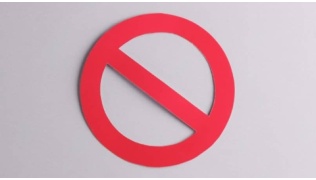 Un panneau sens interdit rouge en papier sur un fond blanc