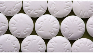 Gros plan de cachets d'aspirine sur un fond noir