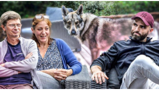 L'éducateur canin Tony Silvestre est assis à côté d'un Chien Loup Tchecoslovaque et de ses maîtres